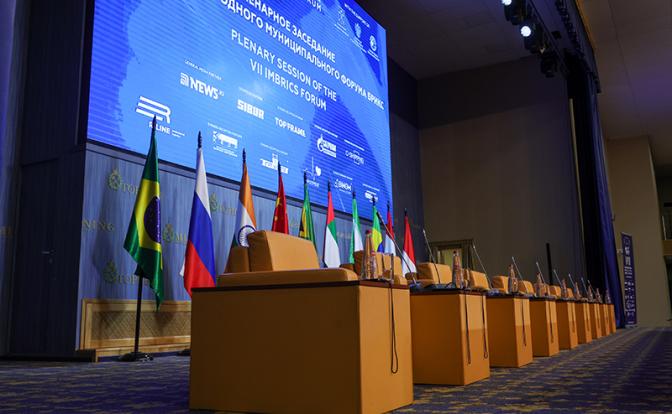 Страны БРИКС говорят об альтернативе доллару. Гнев «великого и ужасного» уже не пугает