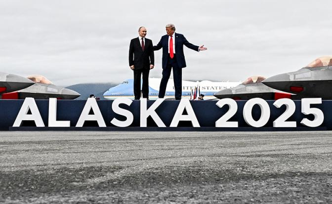 На фото: президент России Владимир Путин и президент США Дональд Трамп (слева направо) во время встречи на Аляске.
