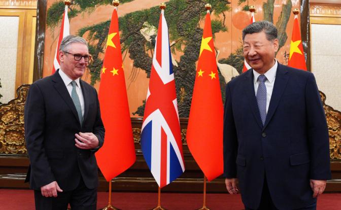 На фото: председатель КНР Си Цзиньпин и премьер-министр Великобритании Кир Стармер (справа налево) во время встречи.