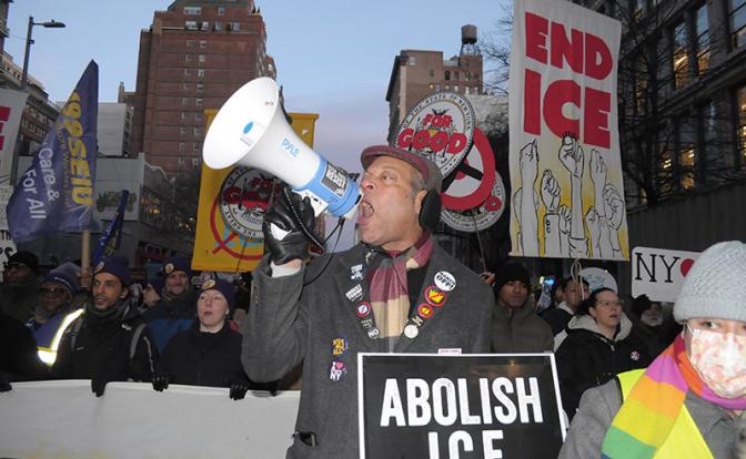 На фото: протесты против иммиграционной политики Дональда Трампа в США