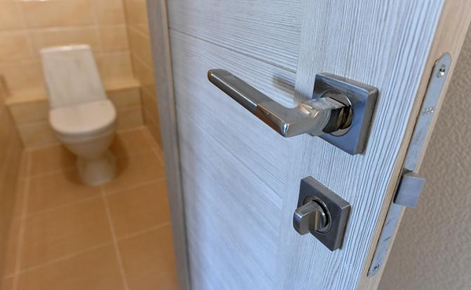 «Мой позывной «Унитаз»! Мэрия Ачинска воюет за «удобства» и с пенсионеркой, и с бомбоубежищами