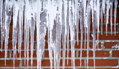 СМИ: Упавшие с крыш сосулька и снег убили жительниц Москвы и Пензы