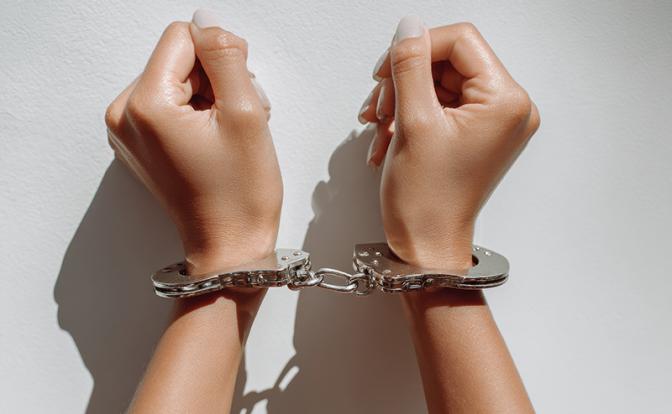 От задержанной на военной базе США россиянки отказалась мать