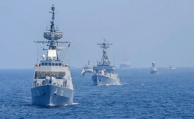 Ормузский пролив: ВМС России, Китая и Ирана начинают маневры под носом авианосца Abraham Lincoln