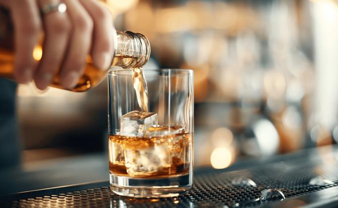 Врач назвал опасность алкоголя при бессоннице