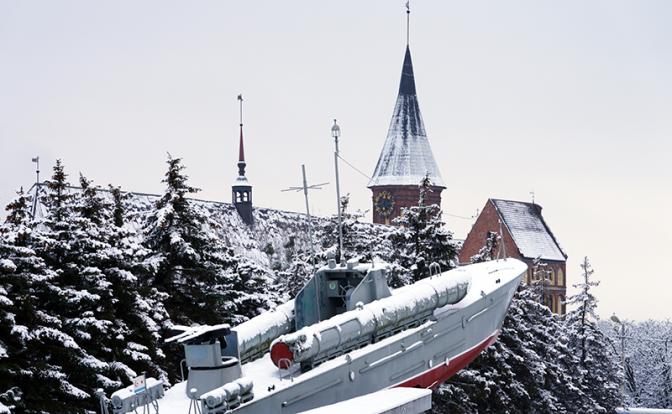 На фото: Калининград. Вид Памятный знак морякам-балтийцам и кафедральный собор на острове Иммануила Канта.