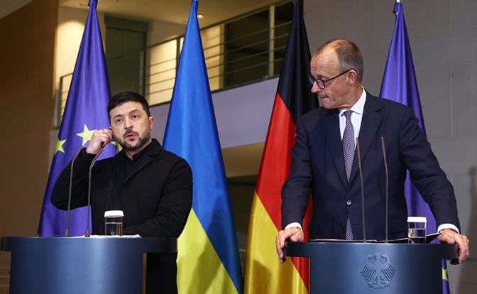 На фото: канцлер Германии Фридрих Мерц и президент Украины Владимир Зеленский (справа налево)