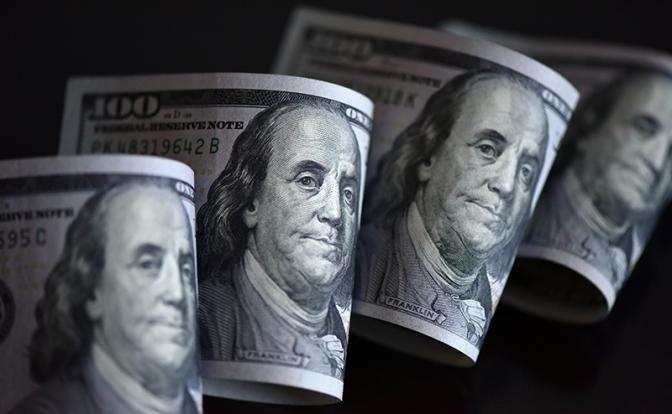 Курс доллара резко вырос на старте недели, рынок ждет новостей из Абу-Даби