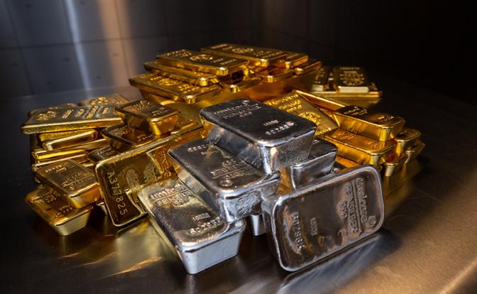 Недоверие к доллару вылилось в апокалипсис на рынке золота