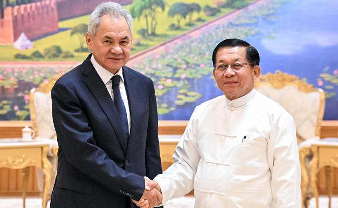 На фото: секретарь Совета безопасности РФ Сергей Шойгу и исполняющий обязанности президента Мьянмы Мин Аун Хлайн во время встречи.