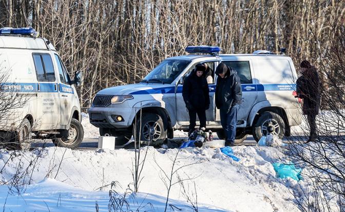 На фото: автомобили полиции около Нижнего Шингерского водопада, где было обнаружено тело девятилетнего Павла Тифитулина.