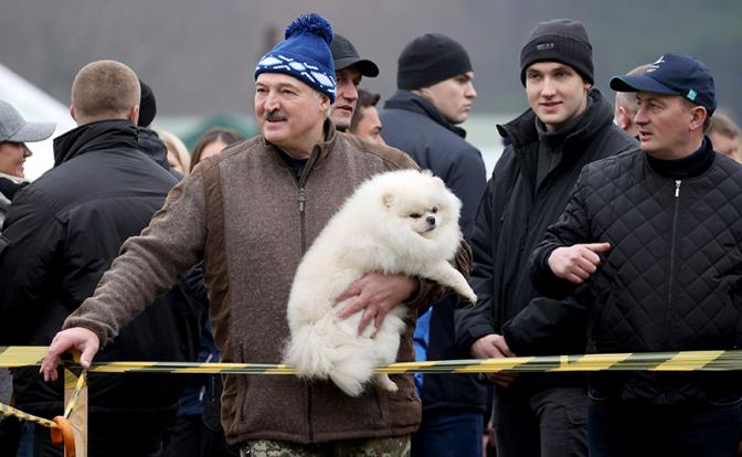 На фото: президент Белоруссии Александр Лукашенко (в центре)