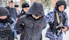 Школьница с ножом, гимназист с винтовкой: Учителя продолжают получать увечья на уроках