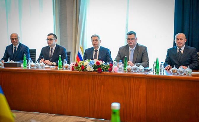 На фото: начальник главного разведывательного управления Генерального штаба ВС РФ адмирал Игорь Костюков (в центре) и другие участники во время второго раунда переговоров Россия-США-Украина.