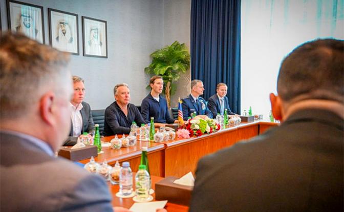 На фото: министр армии США Дэниел Дрисколл, спецпосланник президента США Стивен Уиткофф, предприниматель США Джаред Кушнер, главнокомандующий объединенными ВС НАТО в Европе Алексус Гринкевич и комиссар Федеральной службы госзакупок Джош Грюнбаум.