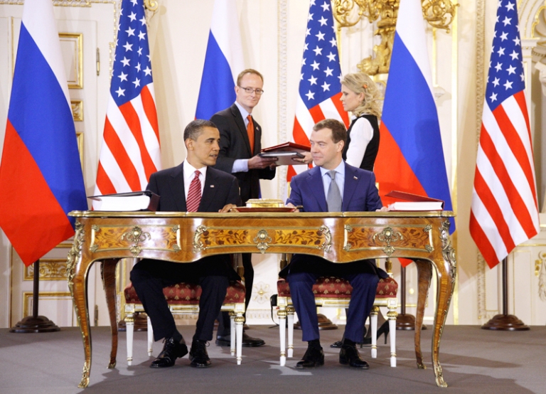На фото (справа налево): президент России Дмитрий Медведев и президент США Барак Обама во время подписания двусторонних соглашений по итогам переговоров, Прага, Чехия, 2010 год.