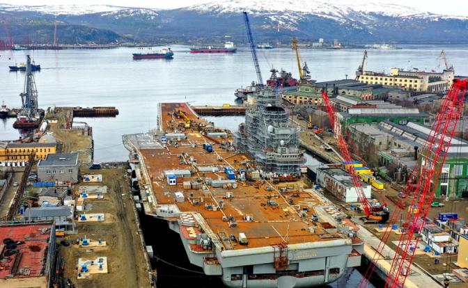 На фото: тяжелый авианесущий крейсер "Адмирал Кузнецов" Северного флота, вставший в док 35-го судоремонтного завода.