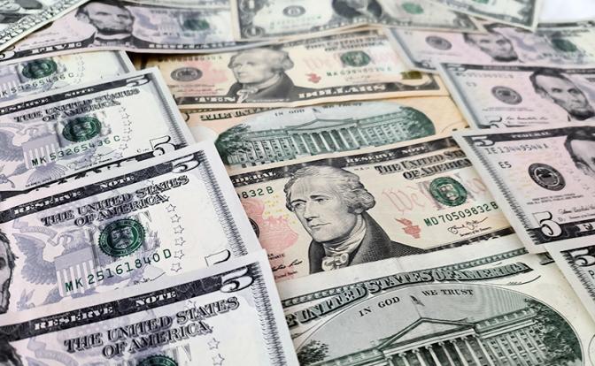 Центробанк сообщил о падении курса доллара и евро