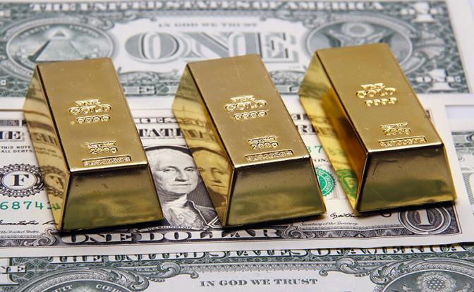 Трамп дрогнул, доллар устоял – реальные причины взлета и обвала цен на золото