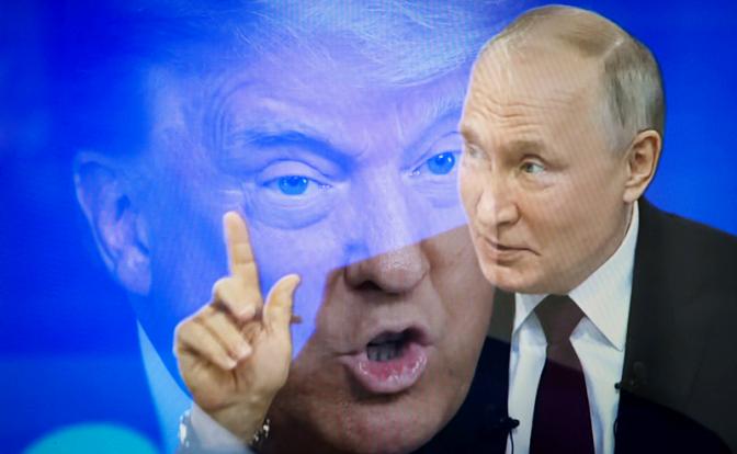 На фото: президент РФ Владимир Путин на фоне портрета президента США Дональда Трампа.