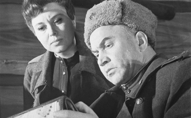 На фото: актеры Изольда Александровна Лидарская (Ковалева) и Владимир Яковлевич Бурдаков (Крупин) в спектакле "Люди, которых я видел" по пьесе Сергея Сергеевича Смирнова в постановке заслуженного деятеля искусств РСФСР Юрия Самойловича Иоффе в Оренбургско