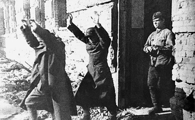 На фото: солдат Красной Армии выводит пленных из разрушенного здания. Сталинградская битва, 1943 год.