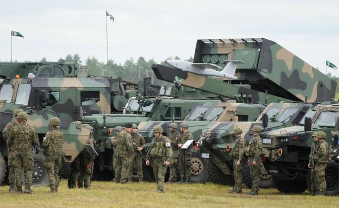 На фото: военнослужащие НАТО во время учений.