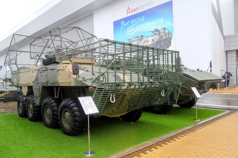 На фото: БТР-22 с комплектом защитных экранов, комплекс радиоэлектронной борьбы ЛГШ-689.