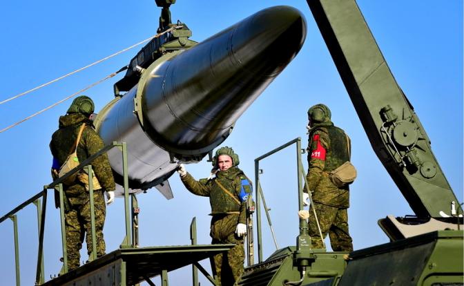 На фото: расчеты оперативно-тактических ракетных комплексов "Искандер-М".