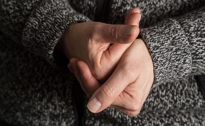 Назван симптом рака, который проявляется на руках