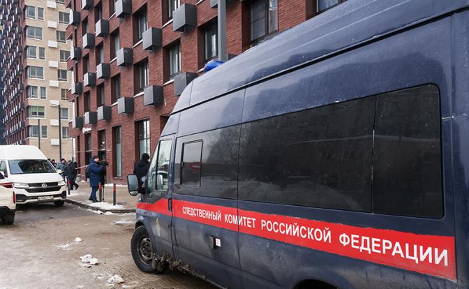 На фото: автомобиль следственного комтета России у дома, где было совершено покушение на генерал-лейтенанта Министерства обороны РФ Владимира Алексеева.