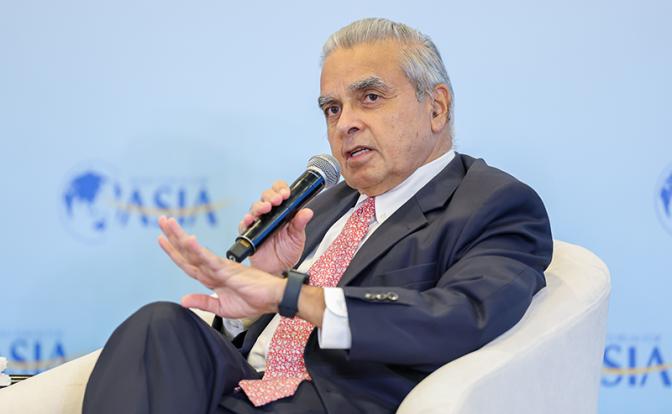 На фото: бывший председатель Совета Безопасности ООН, сингапурский дипломат Кишор Махбубани.