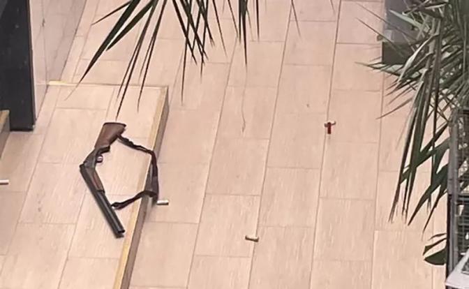 На фото: оружие на месте стрельбы в техникуме в Анапе