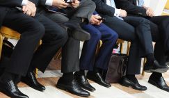 Реформа госуправления: Чиновники практикуют кумовство, а остальные за место под солнцем должны толкаться локтями