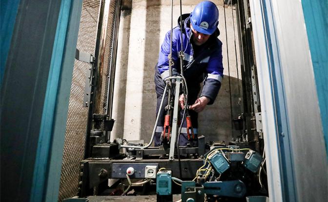 На фото: проверка работы лифтов.