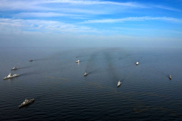 На фото: военные корабли Ирана, России и Китая во время совместных военных учений «Морской пояс безопасности - 2025» в Индийском океане и Оманском заливе.