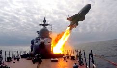 Эскадры сходятся нос к носу: Эсминцы Китая, фрегат ТОФ России, катера Ирана приближаются к авианосцам США