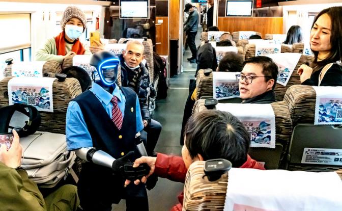 На фото: робот-проводник «Фусин» взаимодействует с пассажирами в поезд, Ханчжоу, провинция Чжэцзян, Китай.