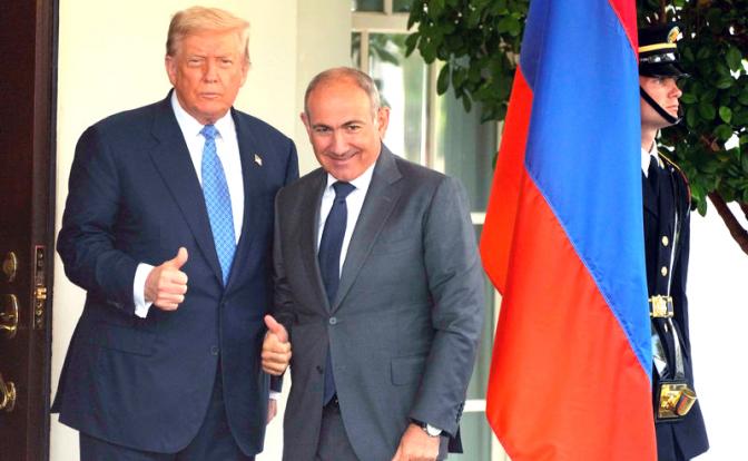 На фото: президент США Дональд Трамп и премьер-министр Армении Никол Пашинян (слева направо) во время встречи в Белом доме.