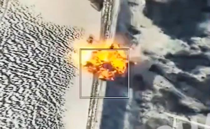 На фото: ВКС России нанесли удар тяжелой бомбой ФАБ-3000 по дамбе западнее Константиновки в ДНР.