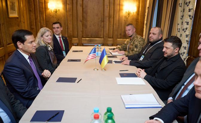 На фото: глава американского Госдепа Марко Рубио  во время переговоров с Владимиром Зеленским в ходе Мюнхенской конференции по безопасности