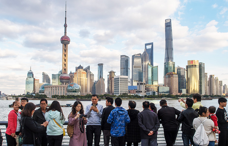 На фото: набережная Вайтань в Шанхае