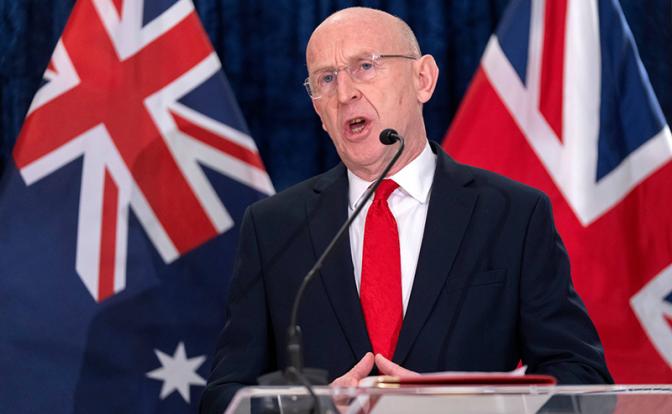 На фото: министр обороны Великобритании Джон Хили