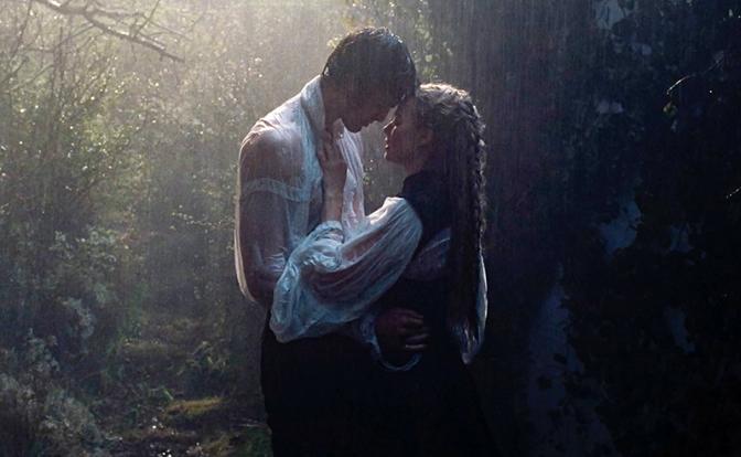 На фото: Марго Робби и Джейкоб Элорди в фильме "Грозовой перевал"