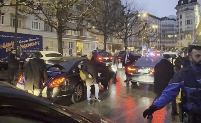 На фото: российская делегация во время прибытия в отель, где будет размещаться на время переговоров по Украине.