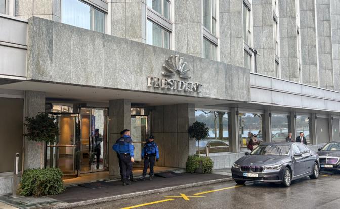 На фото: отель President Wilson, где размещены участники российской делегации для трехсторонних переговоров по Украине.