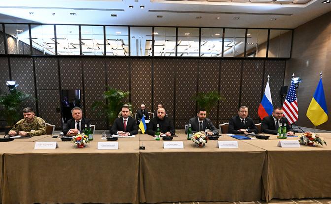 На фото: члены украинской делегации во время трехсторонних переговоров РФ, США и Украины в Женеве