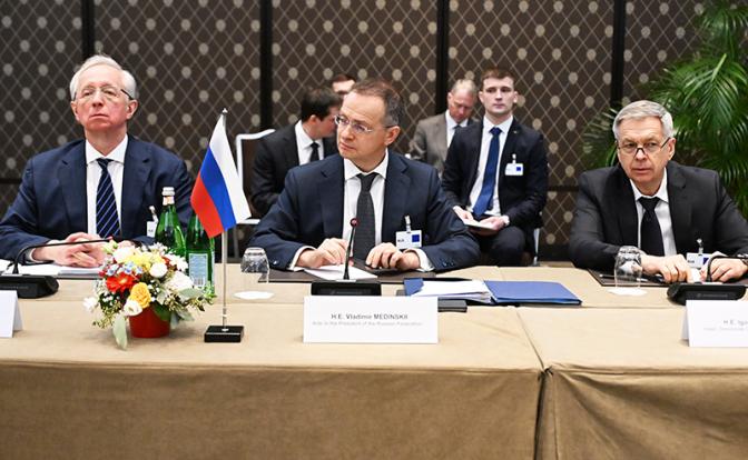 На фото: заместитель министра иностранных дел РФ Михаил Галузин, помощник президента РФ Владимир Мединский и начальник главного разведывательного управления Генерального штаба ВС РФ адмирал Игорь Костюков (слева направо) во время трехсторонней встречи