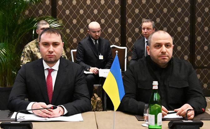 На фото: глава офиса Владимира Зеленского Кирилл Буданов, секретарь Совета национальной безопасности и обороны (СНБО) Украины Рустем Умеров (слева направо) во время трехсторонней встречи делегаций России, США и Украины.