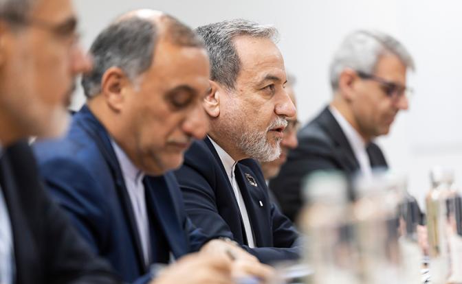 На фото: министр иностранных дел Ирана Аббас Аракчи (третий слева) во время второго раунда непрямых переговоров Ирана и США по иранской ядерной программе в Женеве